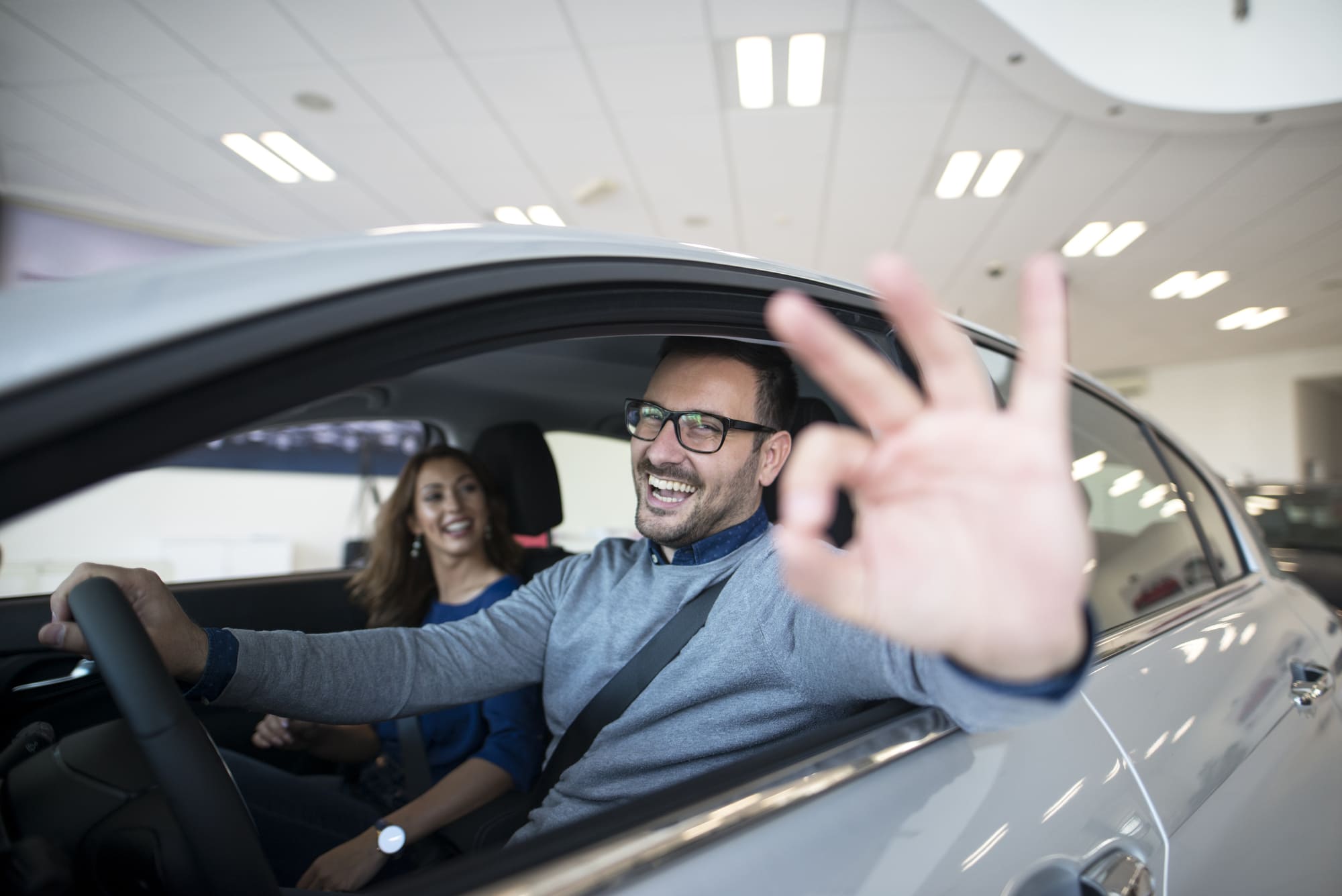 cliente-feliz-comprando-un-coche-nuevo-en-el-concesionario car hire in Aruba