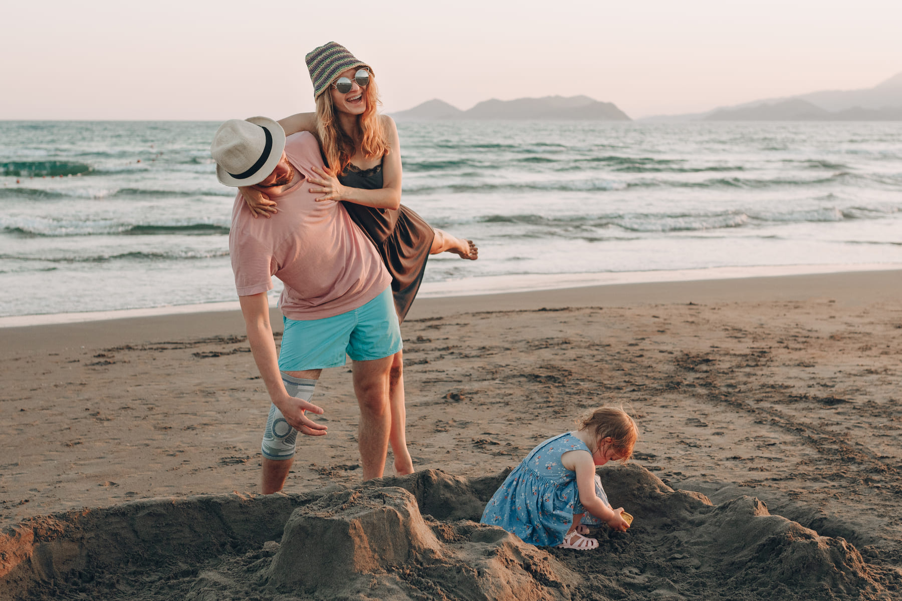 familia-joven-feliz-con-el-nino-que-se-divierte-en-la-playa-familia-alegre dingen om te zien op Aruba