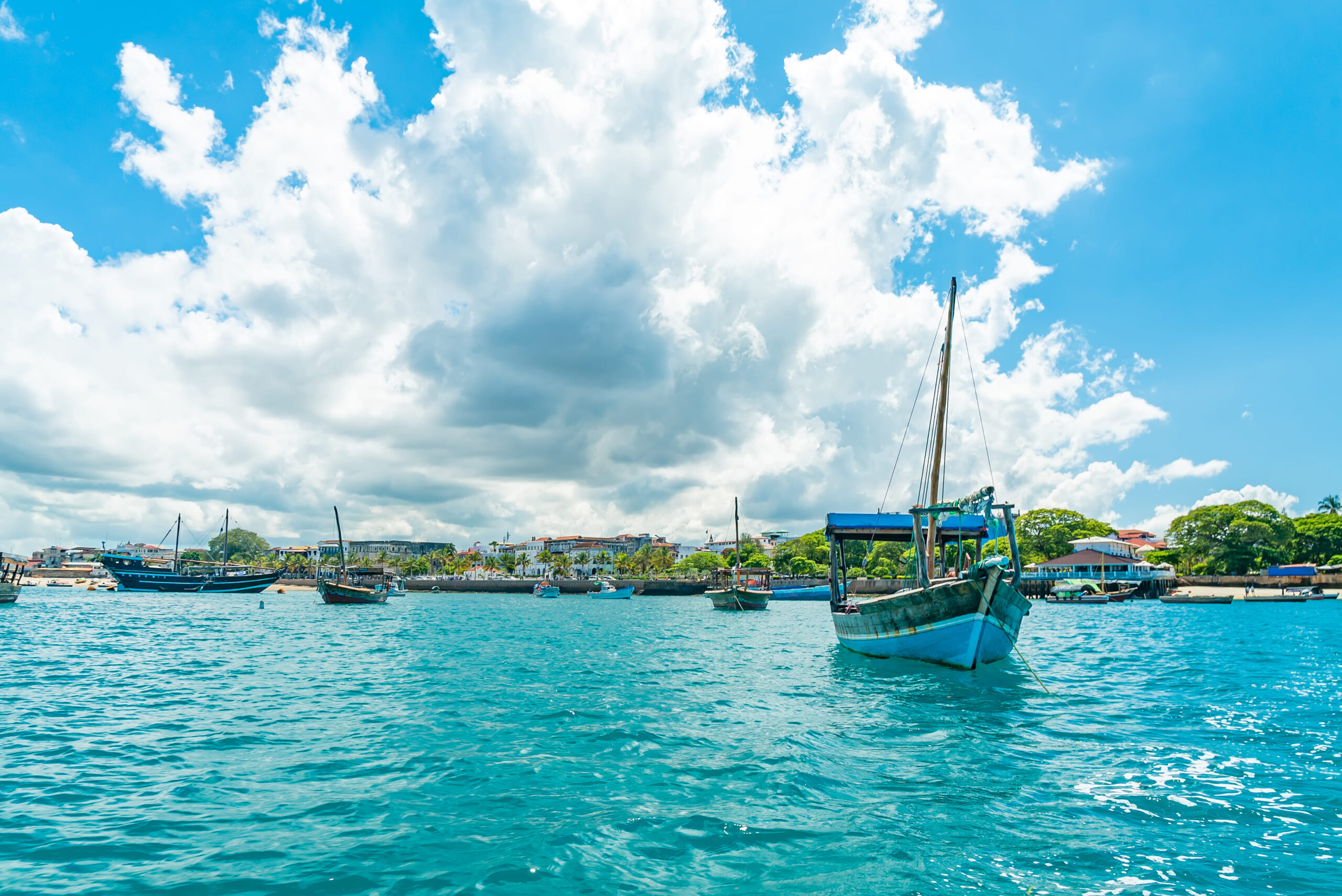 stone-town-zanzibar-22-de-diciembre-de-2021-barcos-en-un-puerto-de-stone-town-zanzibar-tanzania