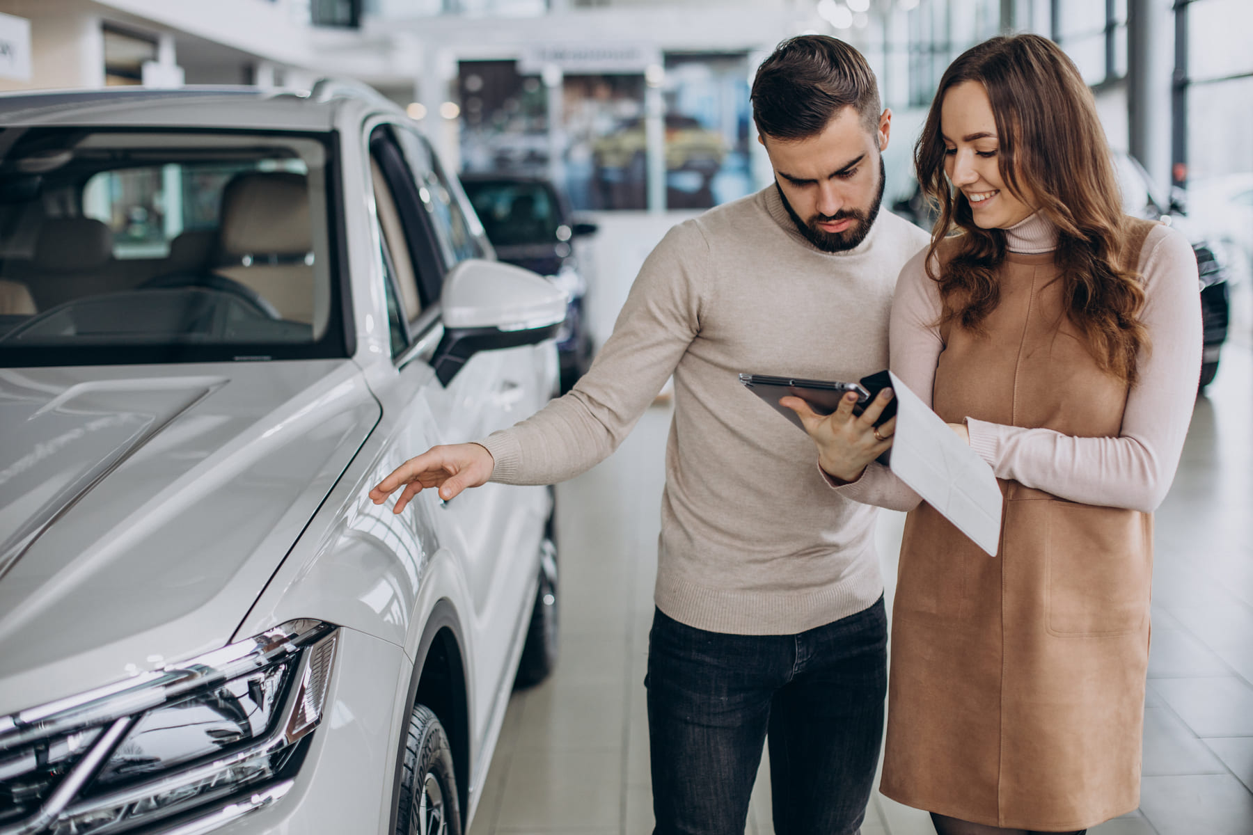 vendedora-hablando-con-el-cliente-en-un-salon-de-autos best car rental deals in Aruba